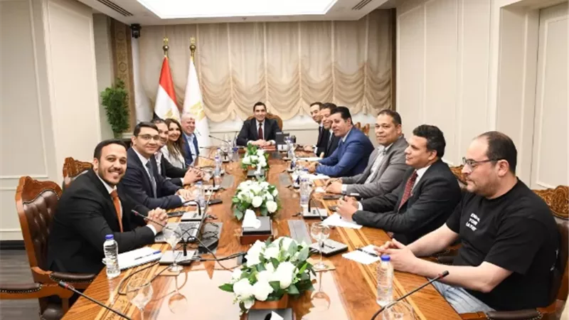 وزير الرياضة يبحث مستجدات النسخة ١١ من دوري مراكز الشباب