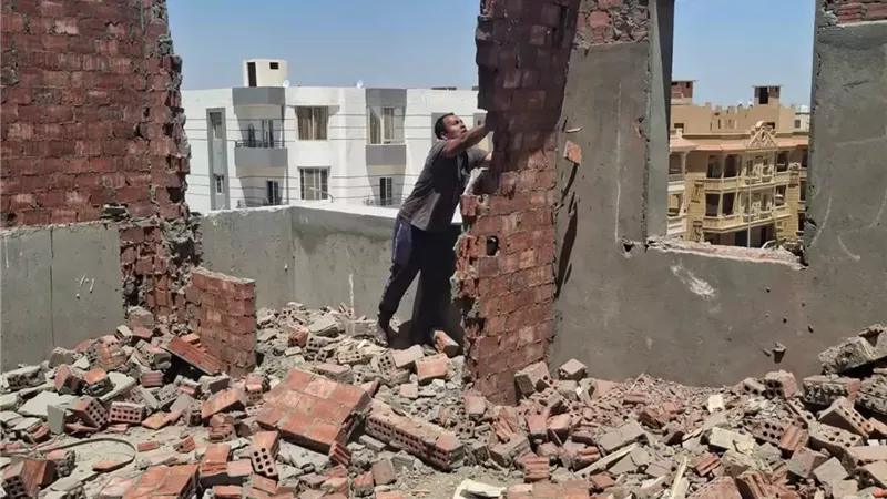 إزالة فورية ومصادرة مواد بناء في 6 أكتوبر الليلة