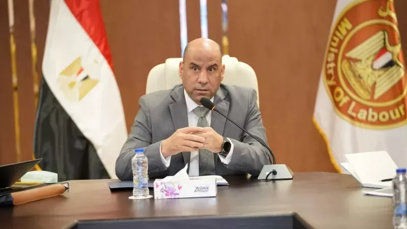 وزير العمل يترأس اجتماع 