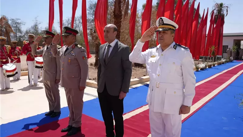 محافظ أسيوط يشارك في وضع إكليل زهور على النصب التذكاري للشهداء