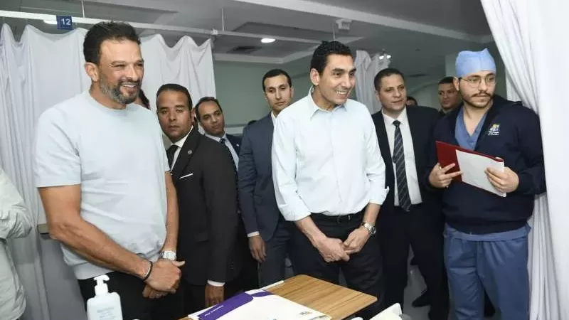 وزير الشباب يزور مستشفي الناس