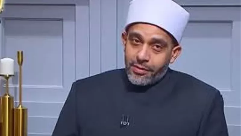 لا مانع من القراءة من المصحف أو الهاتف المحمول أثناء الصلاة