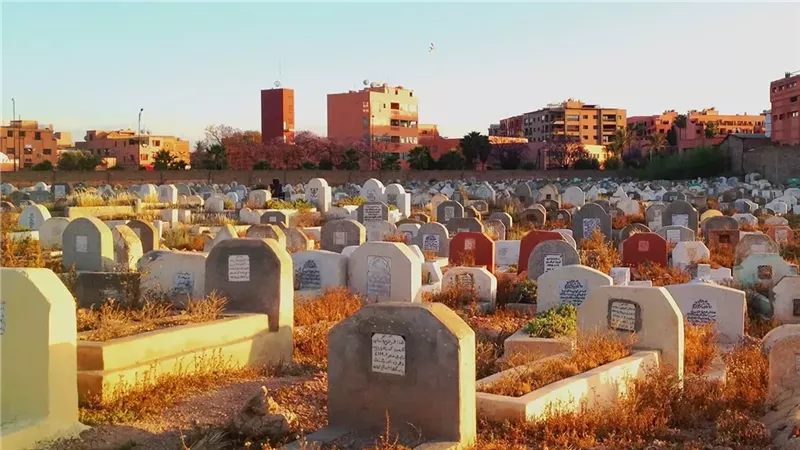 حكم دفن الرجال مع النساء في مقبرة واحدة عند الضرورة