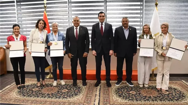 وزير الشباب يكرم بطلات سباحة الزعانف ويشيد بإنجازهن الدولي
