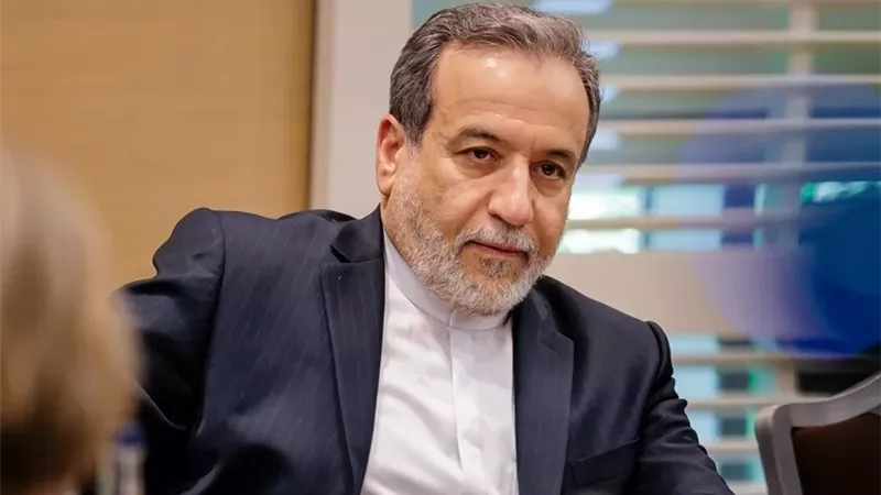 وزير الخارجية الإيراني يصل إلى إسلام آباد