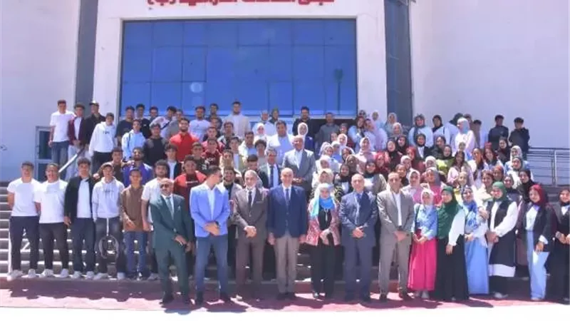 رئيس جامعة السادات يشيد بإبداعات طلاب الجامعة الأهلية