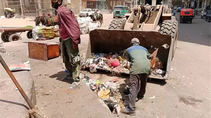 محافظ الجيزة يرصد مخالفات بناء بجزيرة محمد ويوجه بمعاينة التراخيص