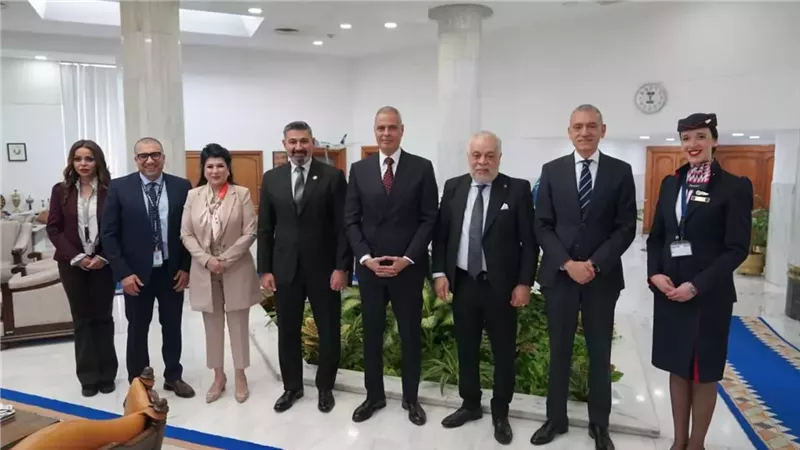 تعزيز التعاون بين مصر للطيران و نقابة المهن التمثيلية