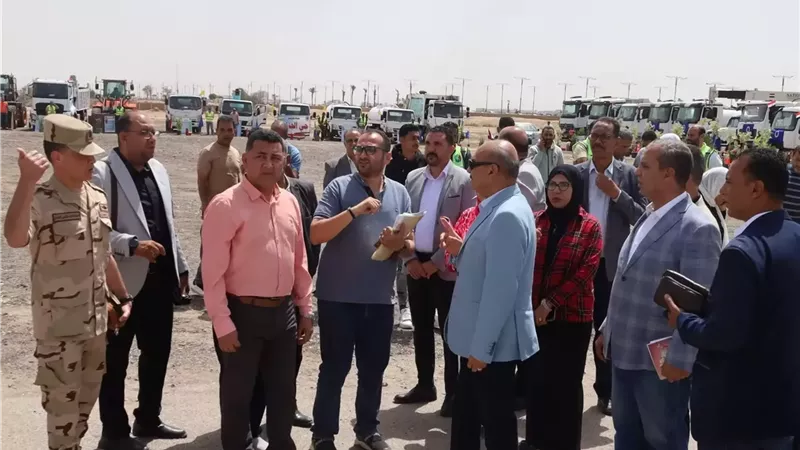 محافظ السويس يتابع اصطفاف مركبات الطوارئ بالمحافظة