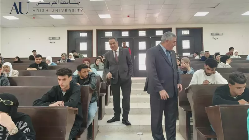 رئيس جامعة العريش يتفقد امتحانات التعليم المدمج.