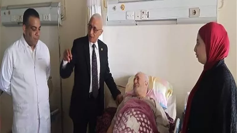 محافظ شمال سيناء يتفقد مستشفى العريش العام ويزور جرحى الفلسطينيين