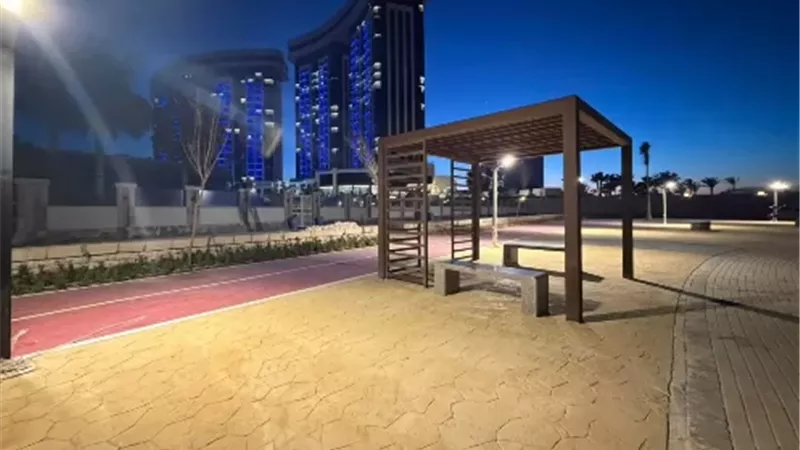 أول ممشى ساحلي عالمي يربط مارينا 7 بمارينا 5 بطول 2.7 كم