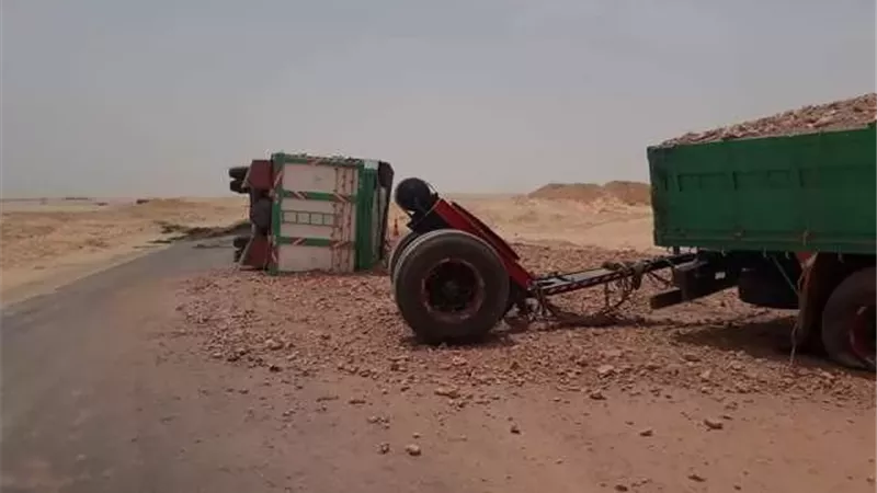 انقلاب سيارة نقل جامبو محملة بمواد بناء على طريق أكتوبر الصحراوى