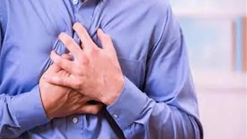علامات ألم القلب الحقيقي وخطوات الإسعاف العاجل