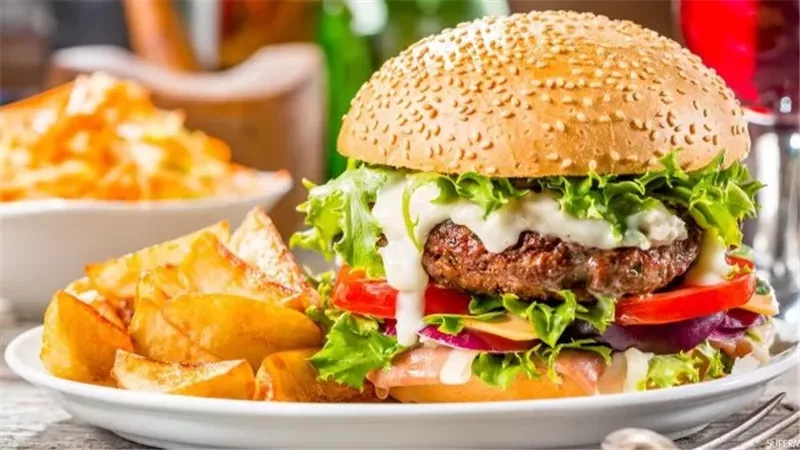 وصفة سريعة بطعم مختلف..طريقة عمل بيتزا البرجر