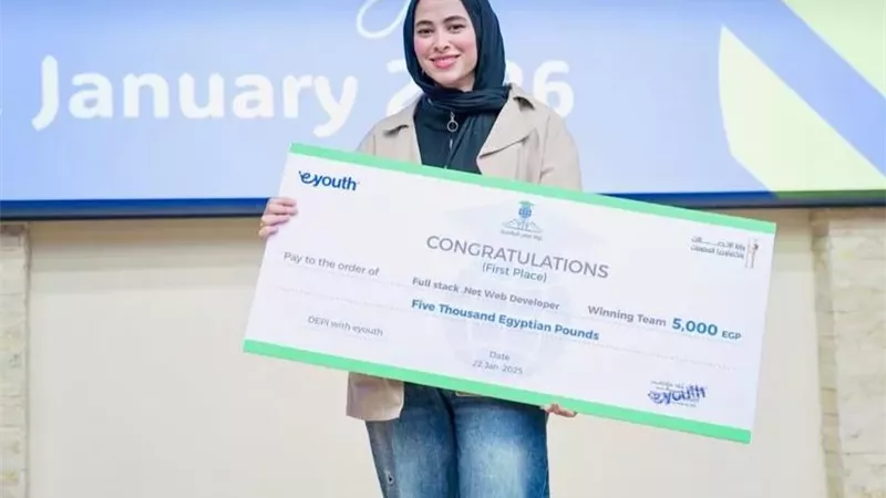 طالبة بالجامعة المصرية الروسية تحصد المركز الأول من وزارة الإتصالات