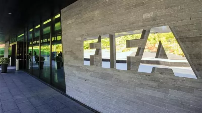 فيفا يقرر تطبيق قانون فينيسيوس لمكافحة الإهانات العنصرية والنابية