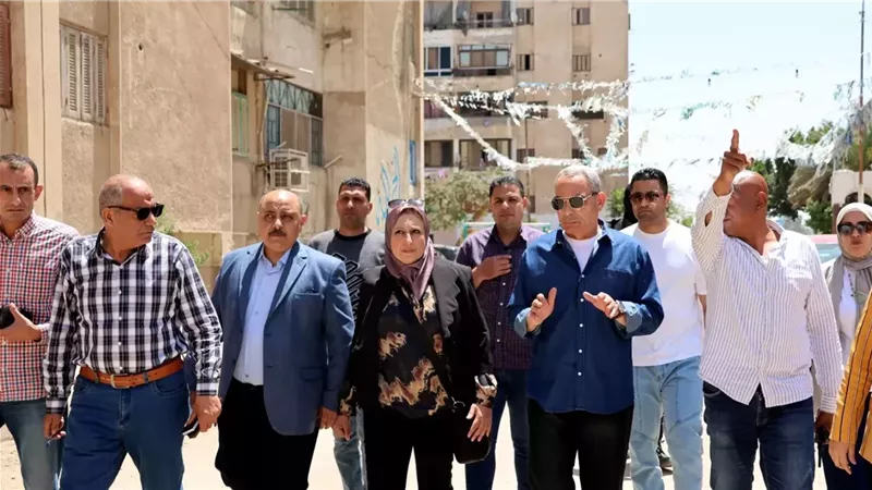 محافظ الإسماعيلية يتفقد عمارات الكوكاكولا ويبحث مشاكلها