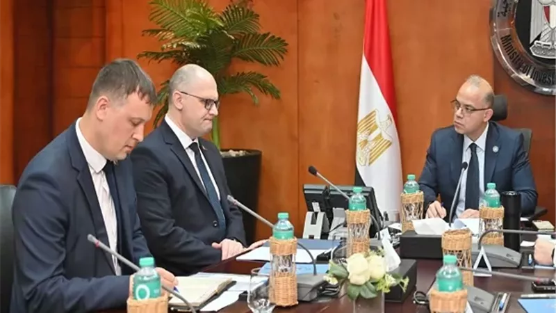 وزير الاستثمار والتجارة الخارجية يبحث مع سفير بيلاروسيا تعميق التصنيع