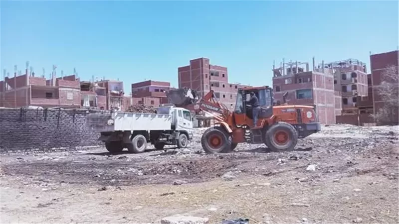 رفع القمامة والمخلفات من قرية الحجاز بالإسماعيلية