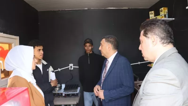 محافظ القليوبية يسلم عربة طعام متنقلة لشابين لدعمهما وتمكينهما اقتصادياً
