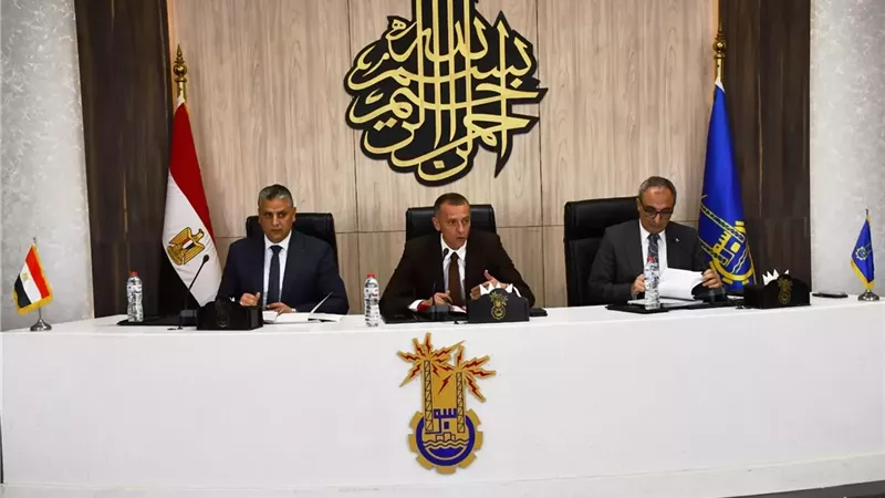 محافظ أسوان يصدر ضوابط منظمة لمركبة التوك توك