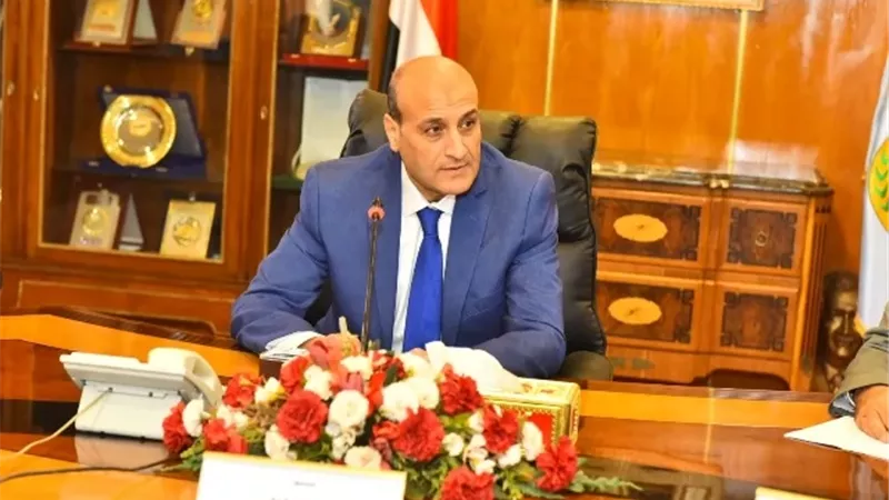 محافظ أسيوط: بدء صرف منحة عيد العمال لـ7444 للعمالة غير المنتظمة