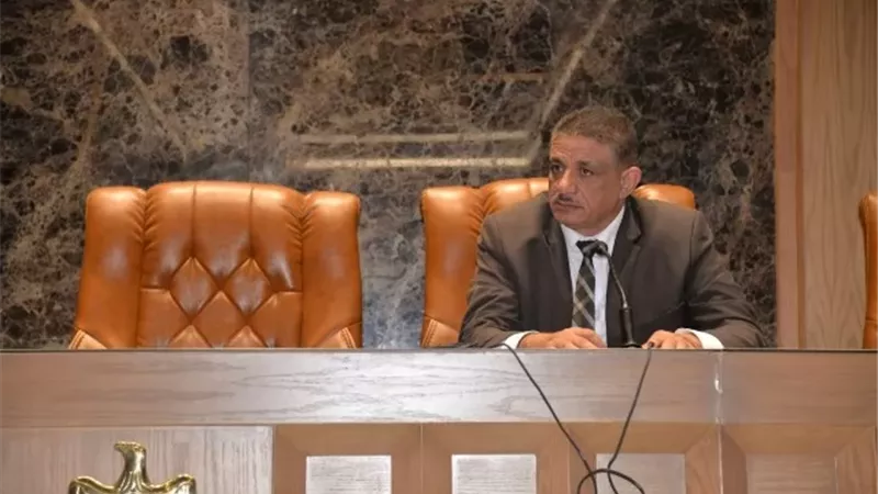 محافظ أسيوط يتابع توفير الأجهزة التكنولوجية لتشغيل مجمعات الخدمات