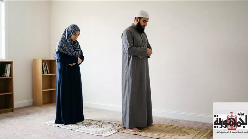 هل تصح صلاة الرجل بامرأته جماعة في البيت؟.. الإفتاء تجيب