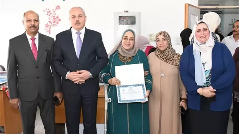 رئيس جامعة القناة يكرم العاملين الفائزين بجائزة الإرادة الذهبية