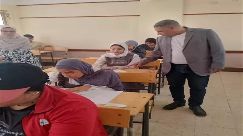 مدير إدارة التعليم الفني يتابع سير امتحانات النقل بمدرسة طور سينا