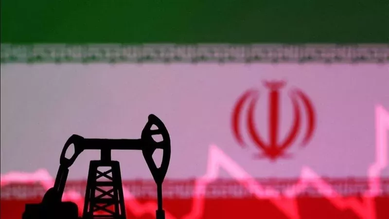بلومبيرج: إيران بدأت بالفعل في خفض إنتاج النفط