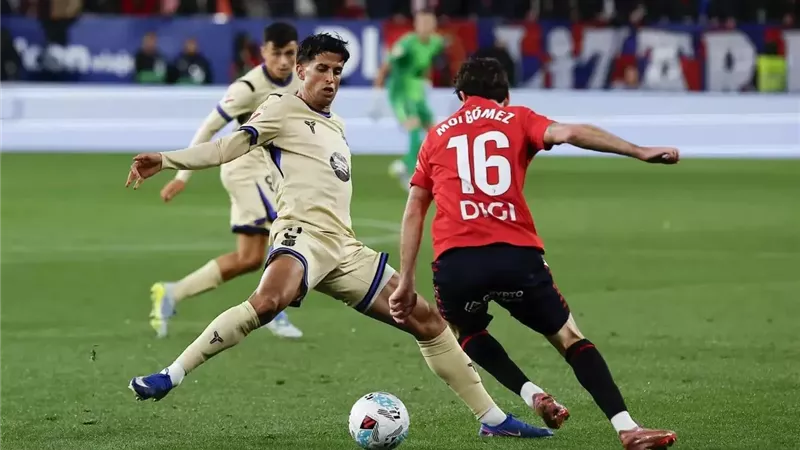 برشلونة يفوز بصعوبة على أوساسونا ويقترب من لقب الدوري الإسباني