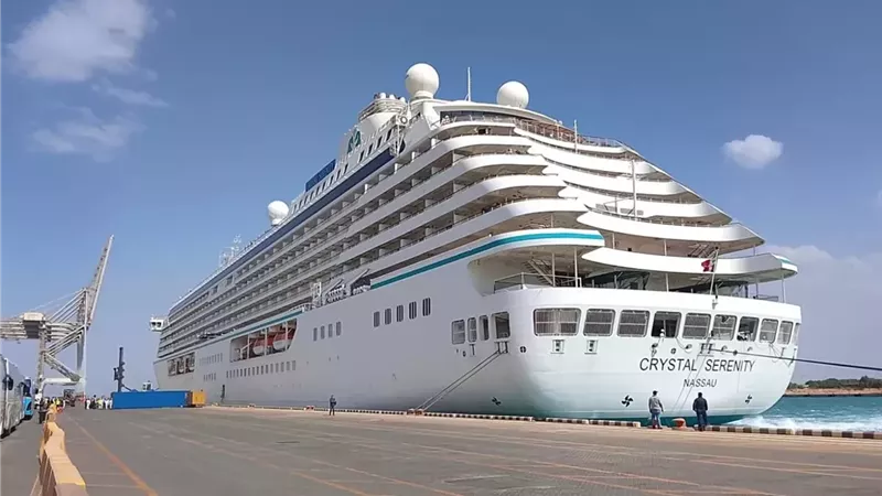 ميناء السخنة يستقبل السفينة CRYSTAL SERENITY بحمولة 1100 فرد