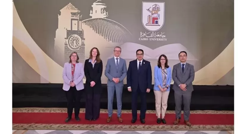 عبدالصادق يستقبل رئيس جامعة ليدن الهولندية لبحث تعزيز التعاون