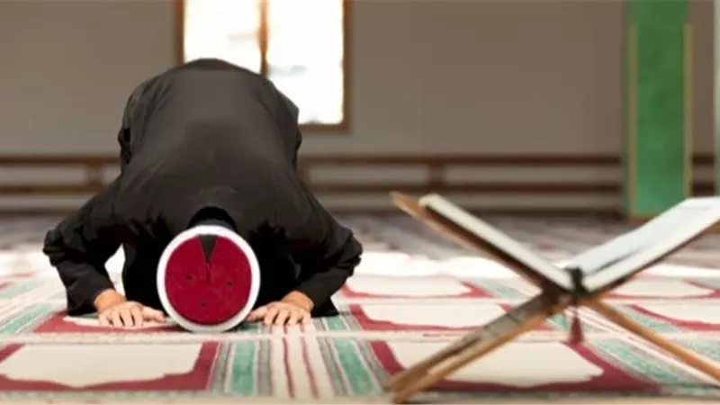 لماذا كان النبي ﷺ يستغفر الله بعد الصلاة؟