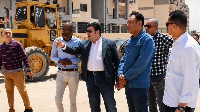 رئيس جهاز القاهرة الجديدة يتفقد أعمال الطرق بالمنطقة الصناعي
