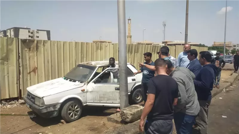 بالصور.. جهاز القاهرة الجديدة يرفع السيارات المجهولة بالتجمع