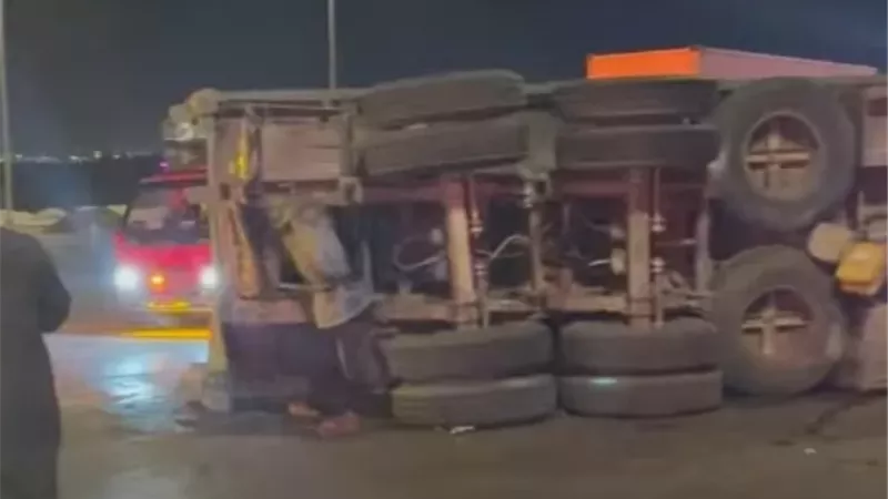 اصطدام سيارتين نقل فى حدائق أكتوبر وسقوط ضحايا