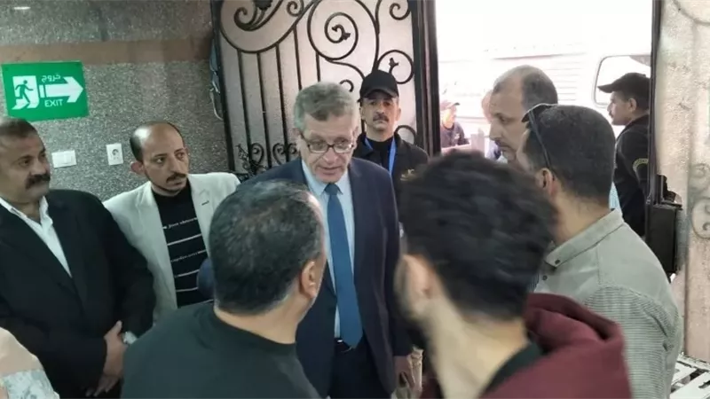 عميد طب بنها يفاجئ قسم الطوارئ ويُحيل متغيبين من الأطباء للتحقيق