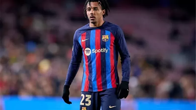 برشلونة يجدد اهتمامه بالتعاقد مع بديل كوندي