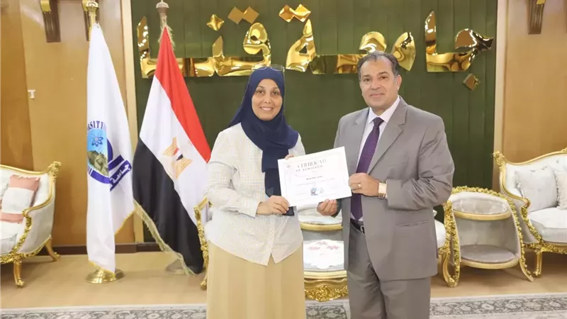 رئيس جامعة قنا يلتقي فريق المدرسة الفلكية الخامسة