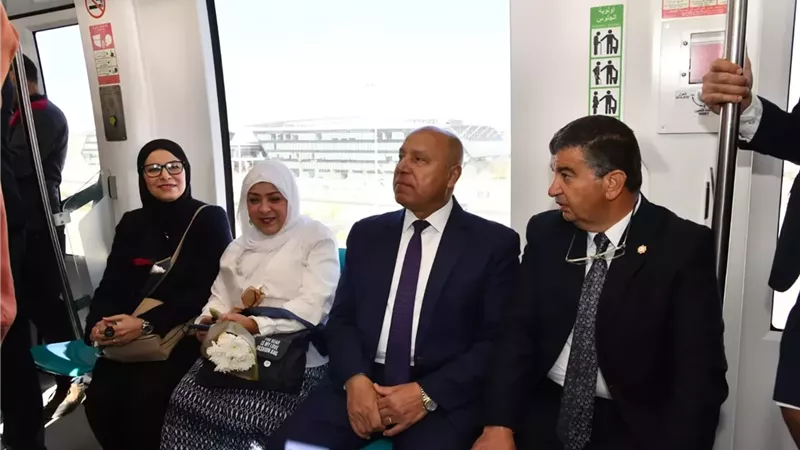 وزير النقل يستقل قطار المونوريل في أول أيام تشغيله