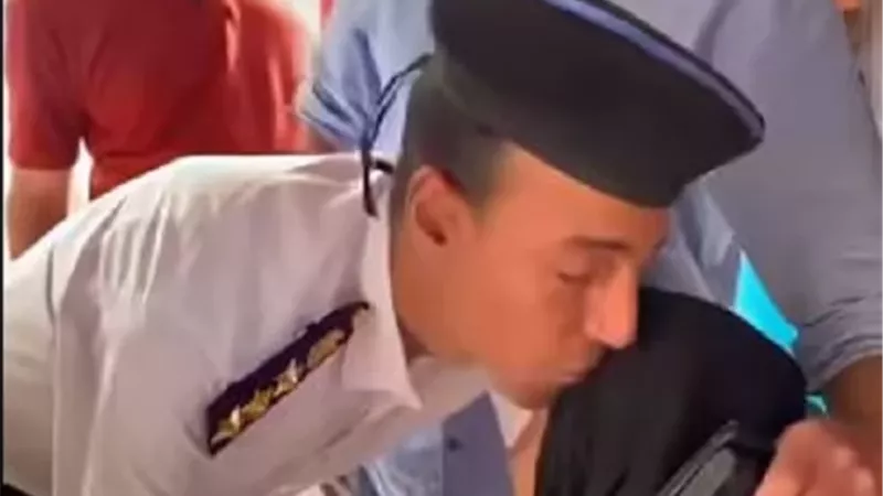 ضابط شرطة يحمي إنسانية سيدة 