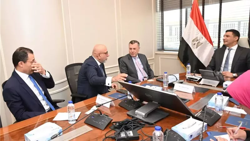 وزير الصناعة يبحث مع وفد بنك أبوظبي سبل تمويل المشروعات الصناعية
