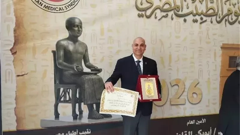رئيس جامعة مدينة السادات يُتوَّج بلقب «الطبيب المثالي»