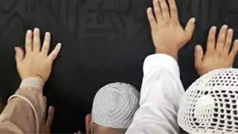 ما يُستحب للحاج فعله عند استلام الحجر الأسود فى الطواف