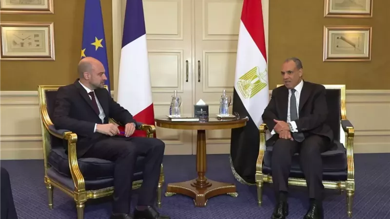 وزير الخارجية ونظيره الفرنسي يبحثان مستجدات الأوضاع الإقليمية