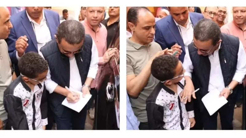 محافظ المنوفية يجبر بخاطر طالب ويوقع له أوتوجراف بكراسته بالشهداء