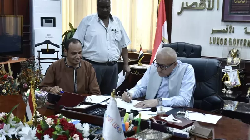 محافظ الأقصر يسلم أول عقد تقنين أراضٍ وفقًا للقانون 168 لسنة 2025